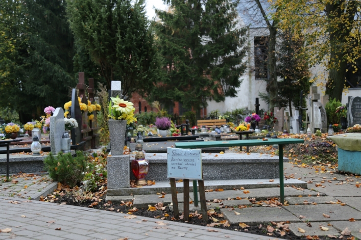 Ławeczka na cmentarzu Agrykola
