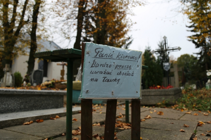 Ławeczka na cmentarzu Agrykola