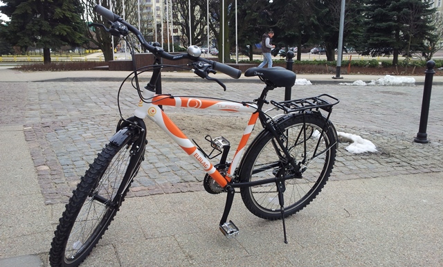 Logo Elbląga na stojakach rowerowych