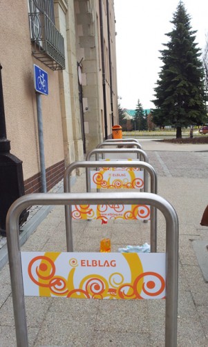 Logo Elbląga na stojakach rowerowych