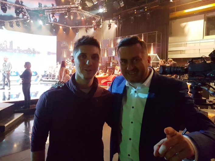 Marcin Niepla w studiu telewizyjnym
