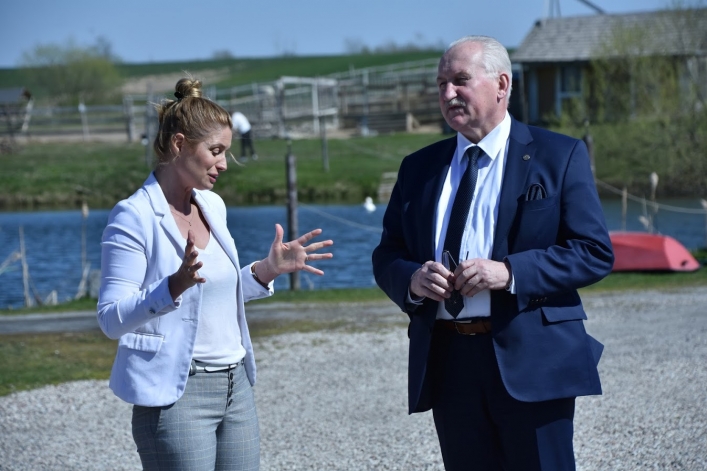 Marszałek województwa na farmie ślimaków: „Ślimacze tempo rozwoju jest im obce”