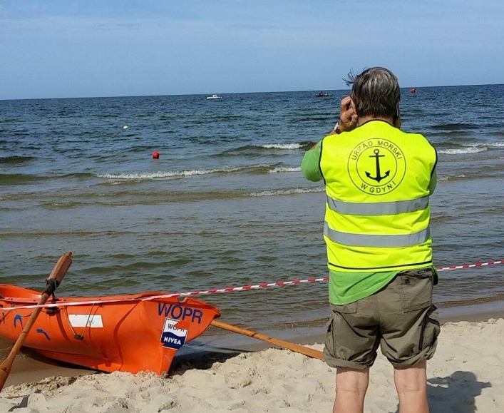 Martwy wieloryb na wodach Morza Bałtyckiego. Do Stegny jadą pracownicy Stacji Morskiej w Helu