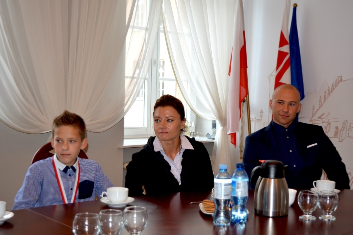 Medaliści sekcji kajakowej Olimpii Elbląg u prezydenta