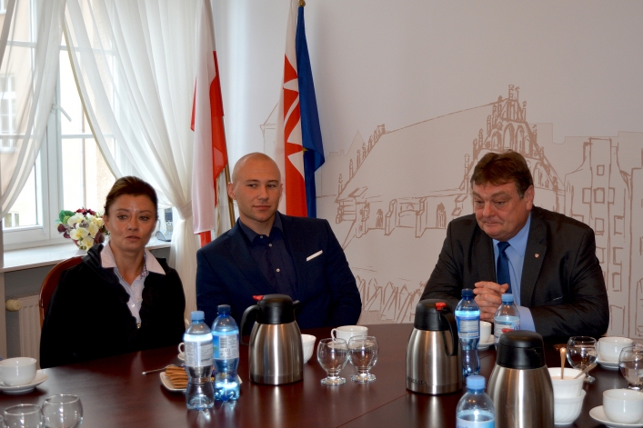 Medaliści sekcji kajakowej Olimpii Elbląg u prezydenta