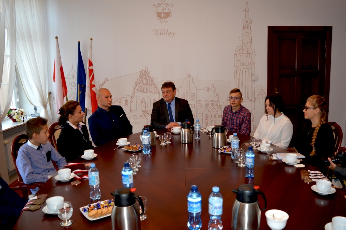 Medaliści sekcji kajakowej Olimpii Elbląg u prezydenta