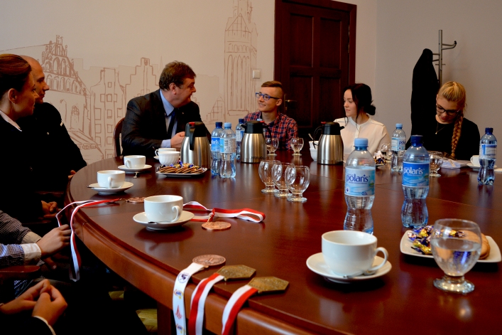 Medaliści sekcji kajakowej Olimpii Elbląg u prezydenta