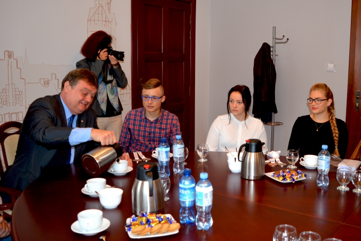 Medaliści sekcji kajakowej Olimpii Elbląg u prezydenta