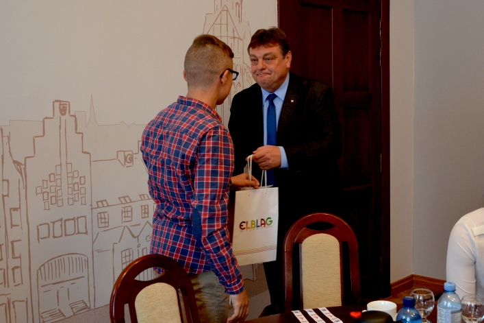 Medaliści sekcji kajakowej Olimpii Elbląg u prezydenta