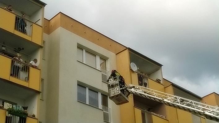 Mężczyzna groził sąsiadom śmiercią. Dramatyczna akcja policji