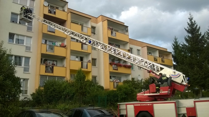 Mężczyzna groził sąsiadom śmiercią. Dramatyczna akcja policji