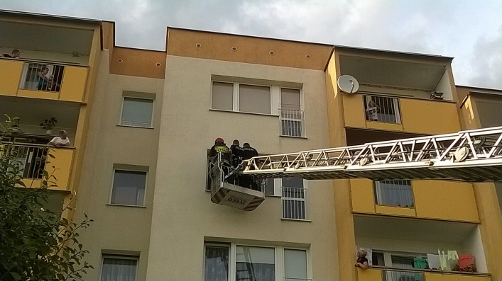 Mężczyzna groził sąsiadom śmiercią. Dramatyczna akcja policji