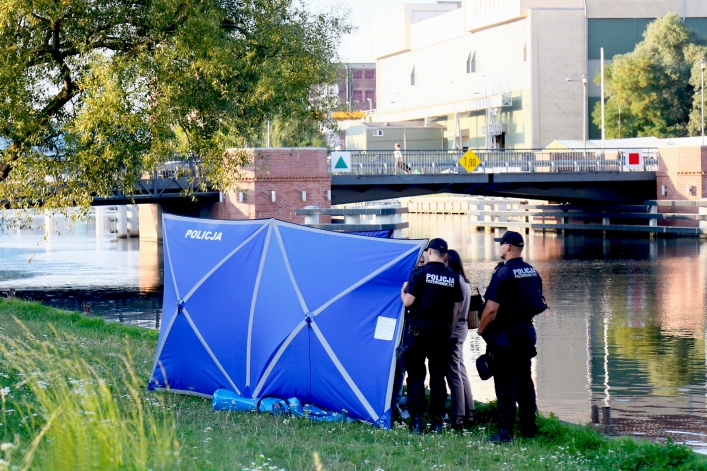Mężczyzna utonął w rzece Elbląg. Policja bada okoliczności zdarzenia