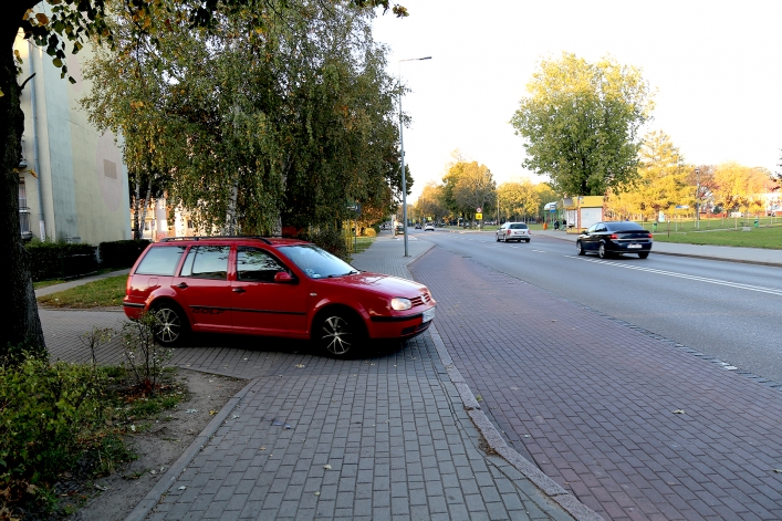 Mieszkańcy bloku przy Mickiewicza już 8 lat bezskutecznie walczą o swobodny dojazd do posesji (+ zdjecia)
