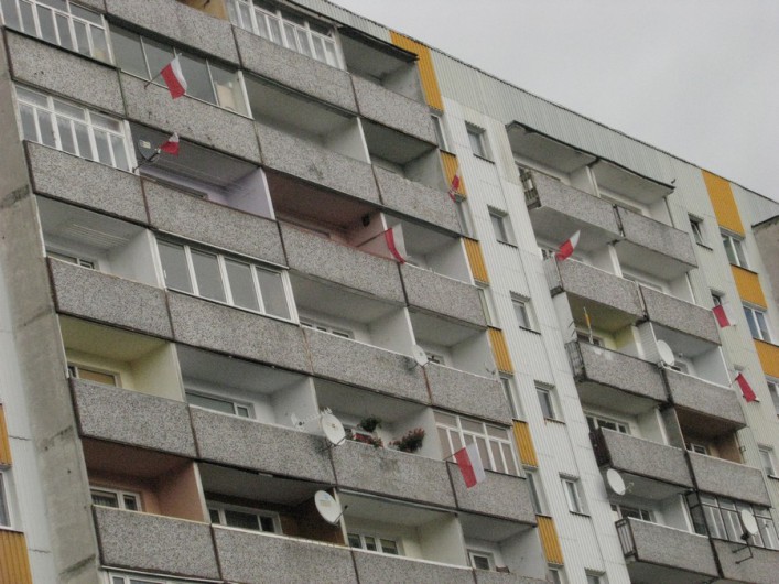 Mieszkańcy ozdabiają Elbląg barwami narodowymi. Galeria zdjęć