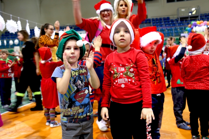 Mikołajki 2018. Blisko tysiąc najmłodszych elblążan bawiło się w hali MOSir-u