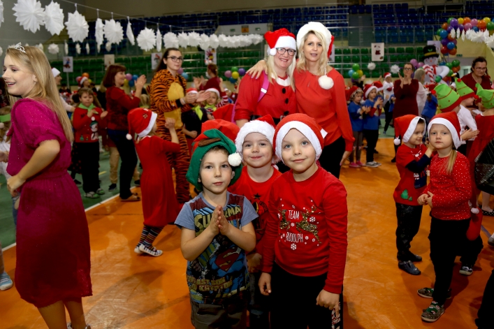 Mikołajki 2018. Blisko tysiąc najmłodszych elblążan bawiło się w hali MOSir-u
