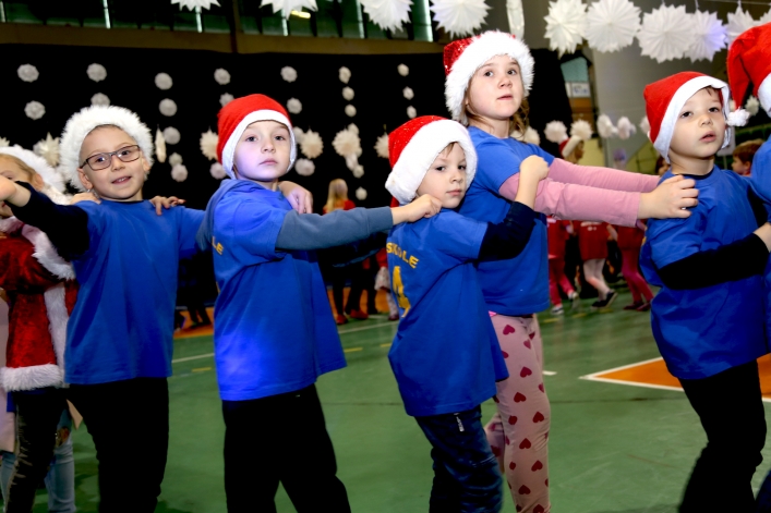Mikołajki 2018. Blisko tysiąc najmłodszych elblążan bawiło się w hali MOSir-u