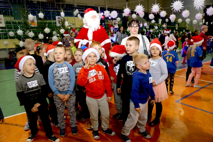 Mikołajki 2018. Blisko tysiąc najmłodszych elblążan bawiło się w hali MOSir-u