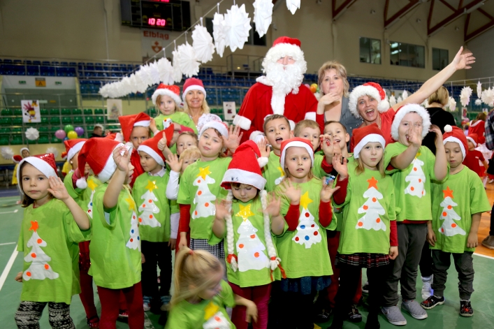 Mikołajki 2018. Blisko tysiąc najmłodszych elblążan bawiło się w hali MOSir-u