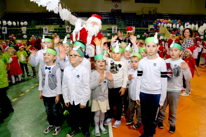 Mikołajki 2018. Blisko tysiąc najmłodszych elblążan bawiło się w hali MOSir-u