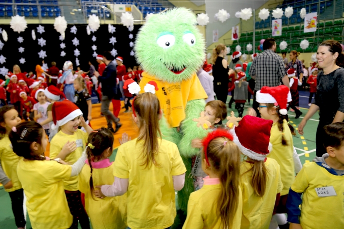 Mikołajki 2018. Blisko tysiąc najmłodszych elblążan bawiło się w hali MOSir-u (+ zdjęcia)
