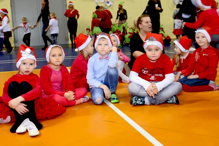 Mikołajki dla najmłodszych elblążan. Blisko 1000 dzieci bawiło się w hali MOSiR-u (+ zdjęcia: część I)
