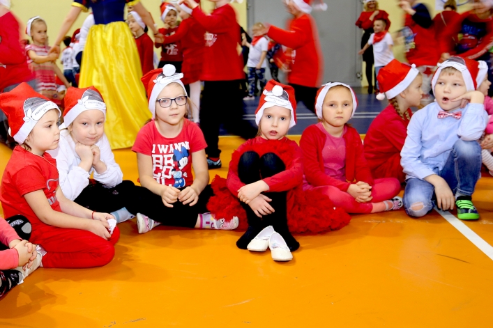Mikołajki dla najmłodszych elblążan. Blisko 1000 dzieci bawiło się w hali MOSiR-u (+ zdjęcia: część I)