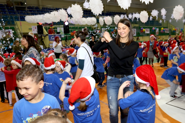 Mikołajki dla najmłodszych elblążan. Blisko 1000 dzieci bawiło się w hali MOSiR-u (+ zdjęcia: część I)