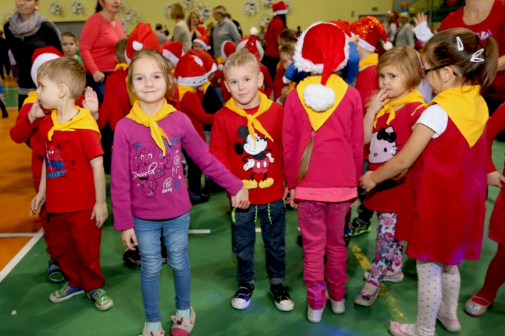 Mikołajki dla najmłodszych elblążan. Blisko 1000 dzieci bawiło się w hali MOSiR-u (+ zdjęcia: część I)