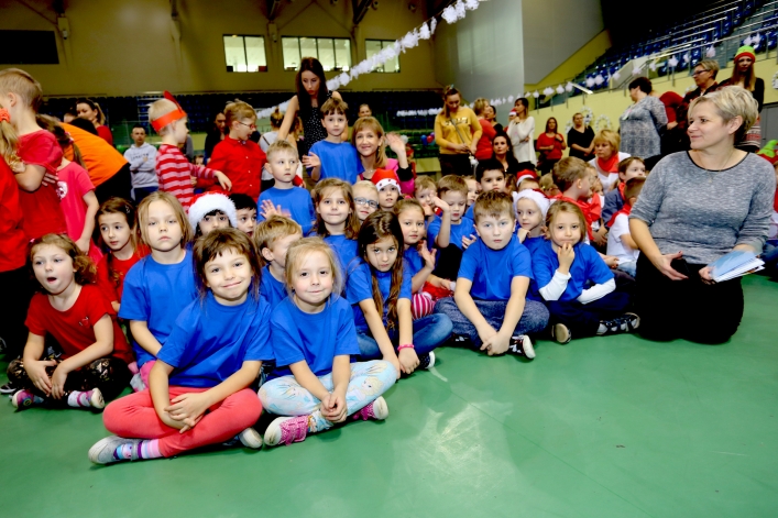 Mikołajki dla najmłodszych elblążan. Blisko 1000 dzieci bawiło się w hali MOSiR-u (+ zdjęcia: część I)