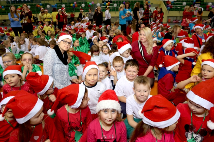 Mikołajki dla najmłodszych elblążan. Blisko 1000 dzieci bawiło się w hali MOSiR-u (+ zdjęcia: część I)