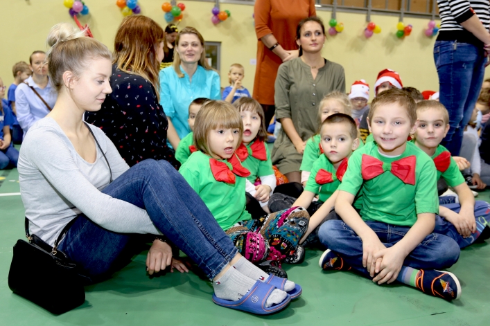 Mikołajki dla najmłodszych elblążan. Blisko 1000 dzieci bawiło się w hali MOSiR-u (+ zdjęcia: część I)