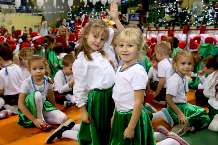 Mikołajki dla najmłodszych elblążan. Blisko 1000 dzieci bawiło się w hali MOSiR-u (+ zdjęcia: część I)
