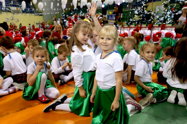 Mikołajki dla najmłodszych elblążan. Blisko 1000 dzieci bawiło się w hali MOSiR-u (+ zdjęcia: część I)