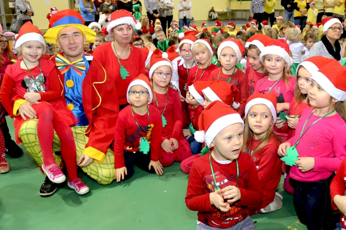 Mikołajki dla najmłodszych elblążan. Blisko 1000 dzieci bawiło się w hali MOSiR-u (+ zdjęcia: część I)