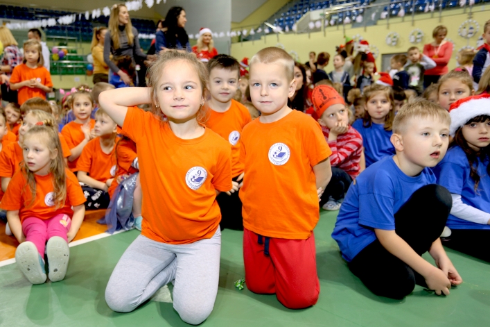 Mikołajki dla najmłodszych elblążan. Blisko 1000 dzieci bawiło się w hali MOSiR-u (+ zdjęcia: część I)