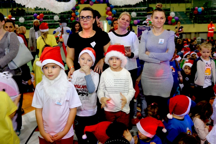 Mikołajki dla najmłodszych elblążan. Blisko 1000 dzieci bawiło się w hali MOSiR-u (+ zdjęcia: część I)