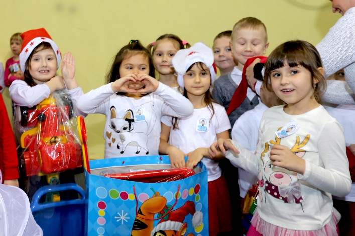 Mikołajki dla najmłodszych elblążan. Blisko 1000 dzieci bawiło się w hali MOSiR-u (+ zdjęcia: część I)