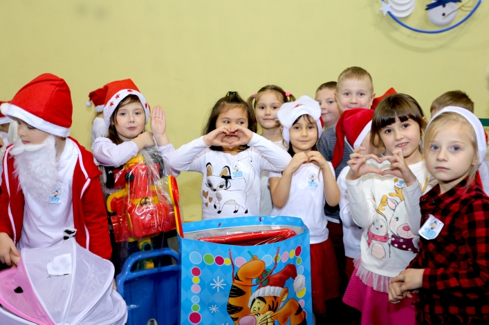 Mikołajki dla najmłodszych elblążan. Blisko 1000 dzieci bawiło się w hali MOSiR-u (+ zdjęcia: część I)