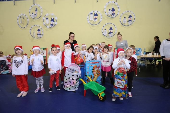 Mikołajki dla najmłodszych elblążan. Blisko 1000 dzieci bawiło się w hali MOSiR-u (+ zdjęcia: część I)