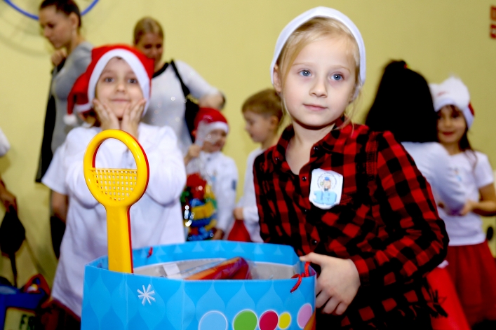 Mikołajki dla najmłodszych elblążan. Blisko 1000 dzieci bawiło się w hali MOSiR-u (+ zdjęcia: część I)
