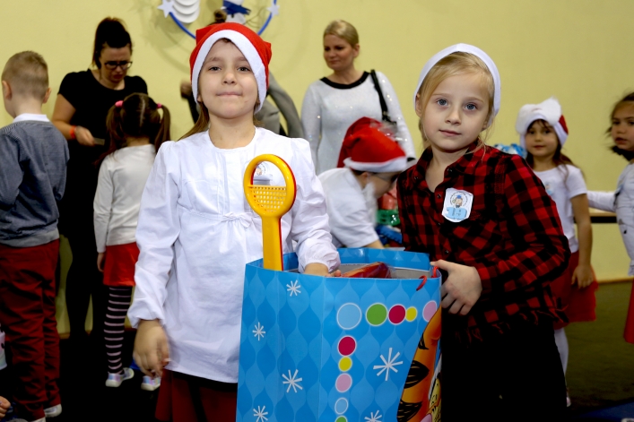 Mikołajki dla najmłodszych elblążan. Blisko 1000 dzieci bawiło się w hali MOSiR-u (+ zdjęcia: część I)