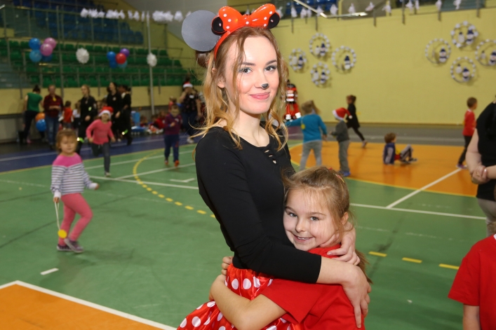 Mikołajki dla najmłodszych elblążan. Blisko 1000 dzieci bawiło się w hali MOSiR-u (+ zdjęcia: część I)