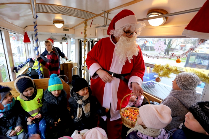 Mikołajkowy tramwaj kursuje dziś w Elblągu. Przejazdy są bezpłatne