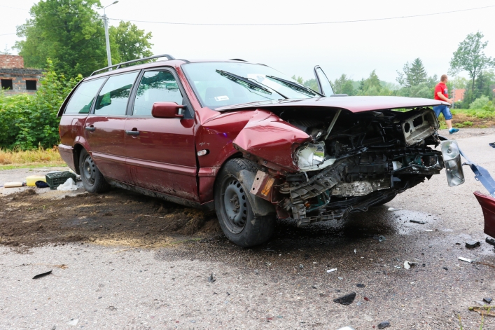Mocne zderzenie dwóch vw passatów