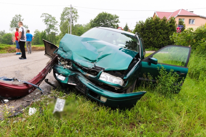 Mocne zderzenie dwóch vw passatów