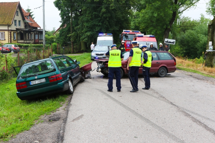 Mocne zderzenie dwóch vw passatów