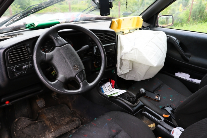 Mocne zderzenie dwóch vw passatów