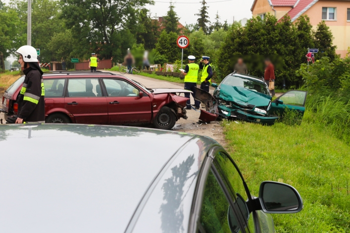 Mocne zderzenie dwóch vw passatów